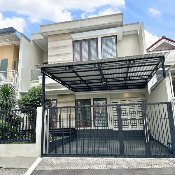 Desain Pagar Besi Hollow Unik Garis Vertikal Asimetris